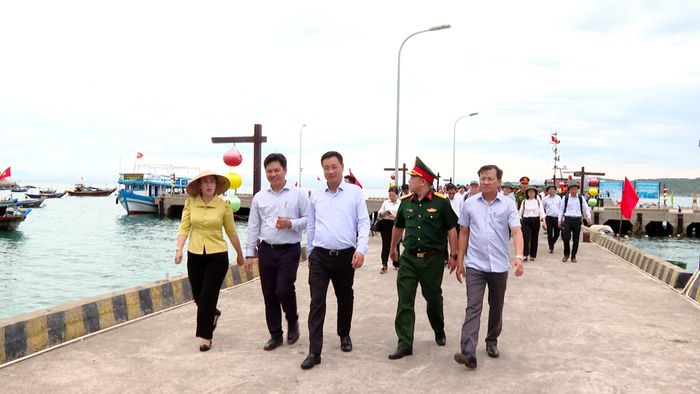 Bí thư Thành ủy Lê Ngọc Quang (thứ 3, trái sang) cùng lãnh đạo thành phố thăm, làm việc tại xã Tân Hiệp. Ảnh: VĂN HÙNG - HOÀN VŨ
