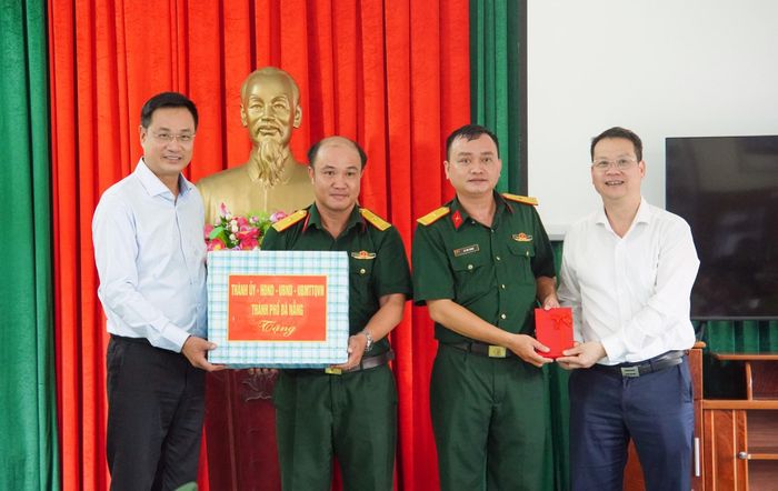 Lãnh đạo thành phố tặng quà động viên Tiểu đoàn Hỗn hợp 70. Ảnh: VĂN HÙNG - HOÀN VŨ