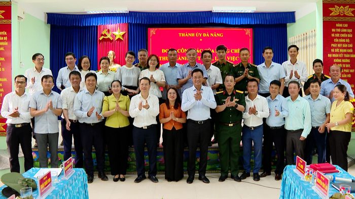Đoàn công tác lãnh đạo thành phố chụp hình lưu niệm cùng lãnh đạo xã Tân Hiệp. Ảnh: VĂN HÙNG - HOÀN VŨ