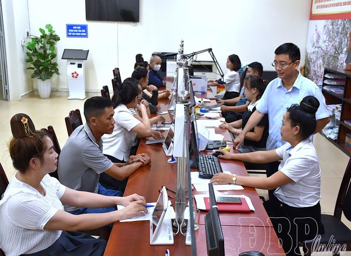 Người dân đến giao dịch tại Trung tâm Phục vụ hành chính công xã Mường Ảng.