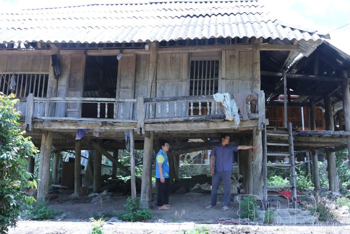 Một số ngôi nhà tại bản Bắng Chộc bị bỏ hoang vì nguy cơ mất an toàn khi mùa mưa tới.
