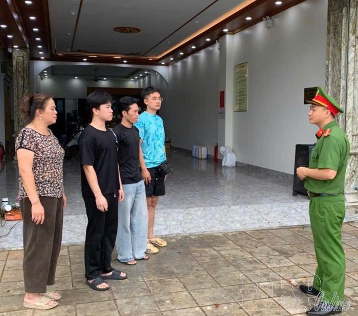 Cán bộ Phòng Cảnh sát PCCC& CNCH, Công an tỉnh hướng dẫn người dân kỹ năng thoát nạn và xử lý tình huống khi xảy ra cháy, nổ.