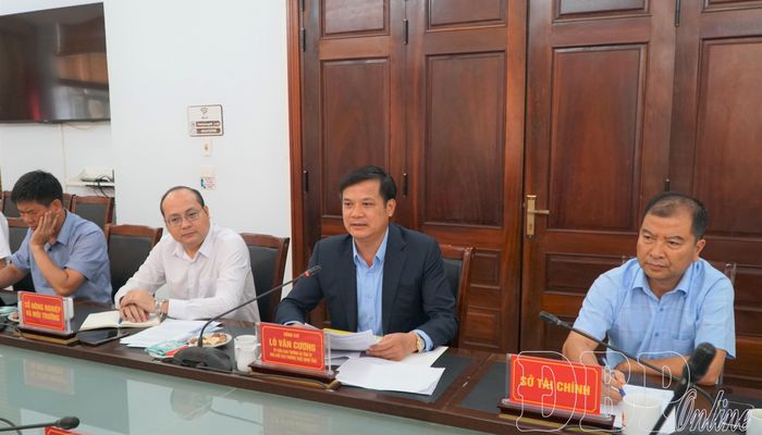 Đồng chí Lò Văn Cương, Ủy viên Ban Thường vụ Tỉnh ủy, Phó Chủ tịch Thường trực UBND tỉnh trao đổi với Đoàn công tác Cơ quan Phát triển Pháp (AFD).