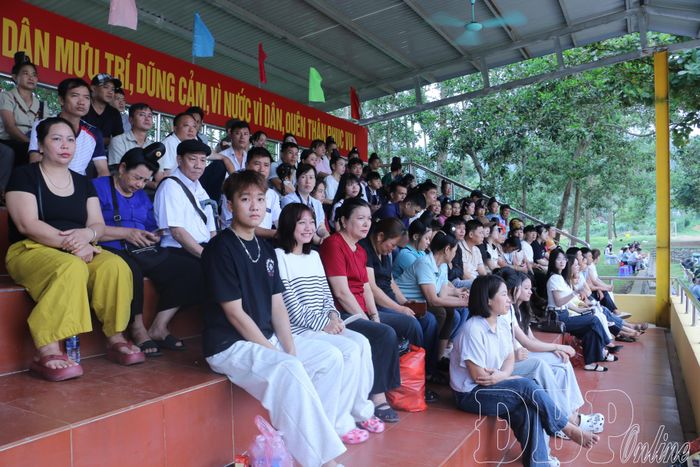 Đông đảo người dân và thân nhân chiến sĩ mới tham dự lễ bế giảng.