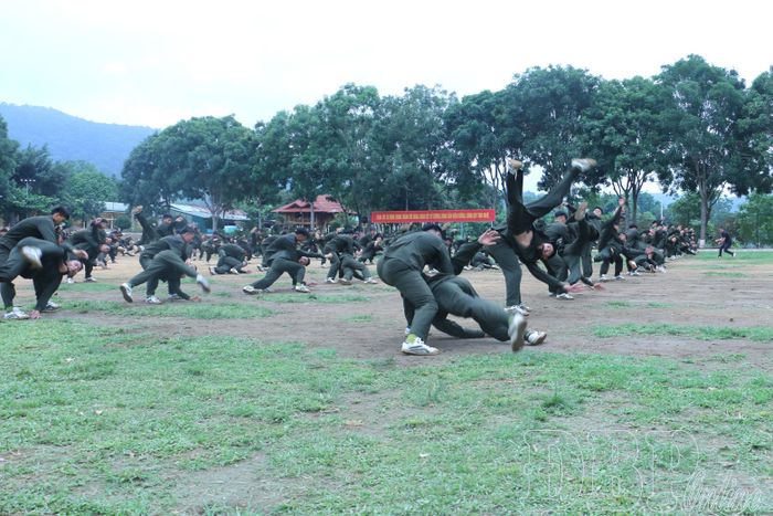 Các chiến sĩ mới biểu diễn võ thuật Công an nhân dân.