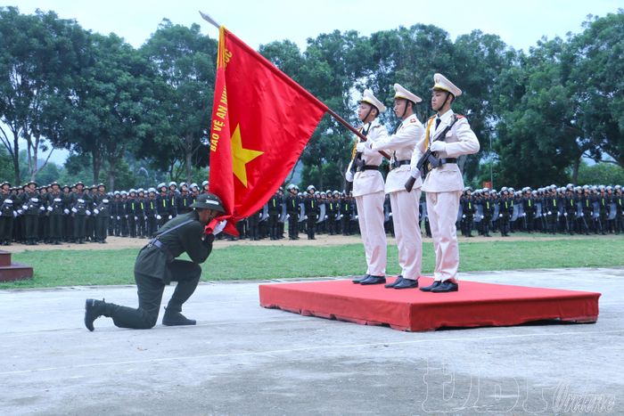 Các chiến sĩ mới thực hiện nghi thức Tuyên thệ, bày tỏ quyết tâm tuyệt đối trung thành với Đảng, Tổ quốc và Nhân dân.