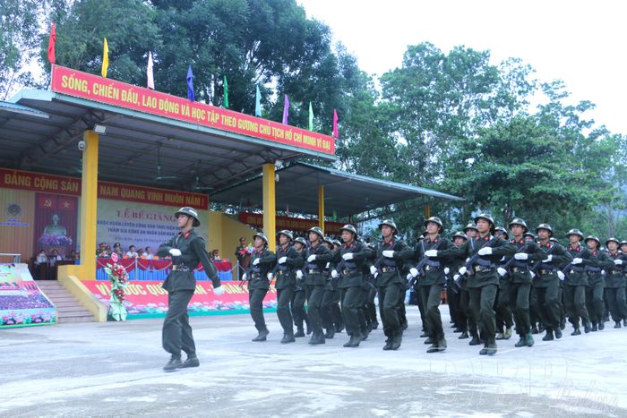 Các chiến sĩ mới diễu hành duyệt đội ngũ.