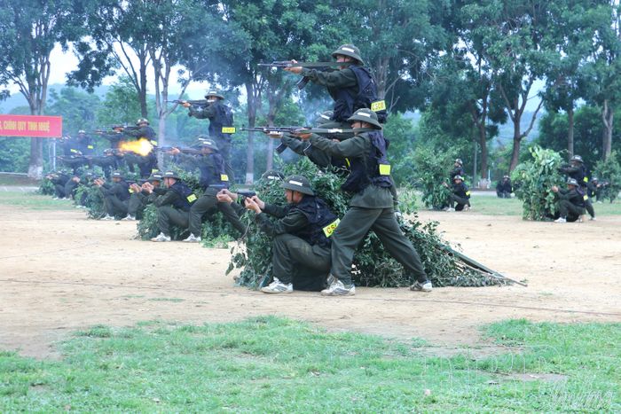 Các chiến sĩ mới biểu diễn kỹ thuật, đội hình cơ bản giải quyết bạo loạn.