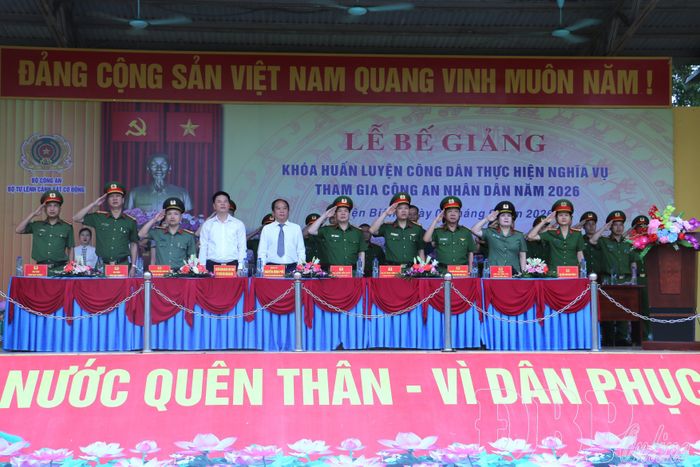 Các đại biểu thực hiện lễ chào cờ.