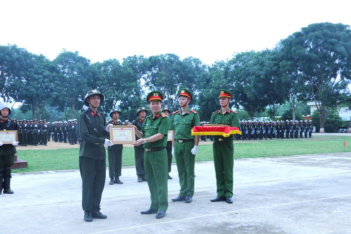Lãnh đạo Bộ Tư lệnh Cảnh sát cơ động trao Giấy khen cho các cá nhân có thành tích xuất sắc trong khóa huấn luyện.