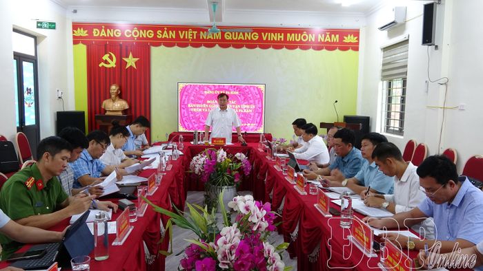 Đồng chí Vừ A Bằng, Trưởng ban Tuyên giáo và Dân vận Tỉnh ủy phát biểu trong chương trình làm việc với xã Pa Ham.