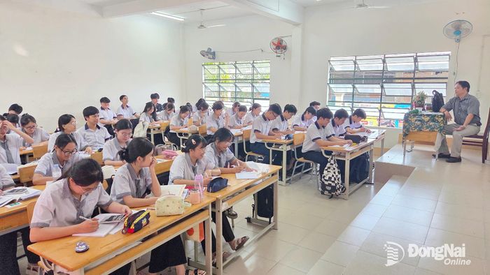 Giáo viên Trường THPT Nguyễn Trãi (phường Long Bình) đồng hành với học sinh tới trước ngày thi tốt nghiệp THPT năm 2026.