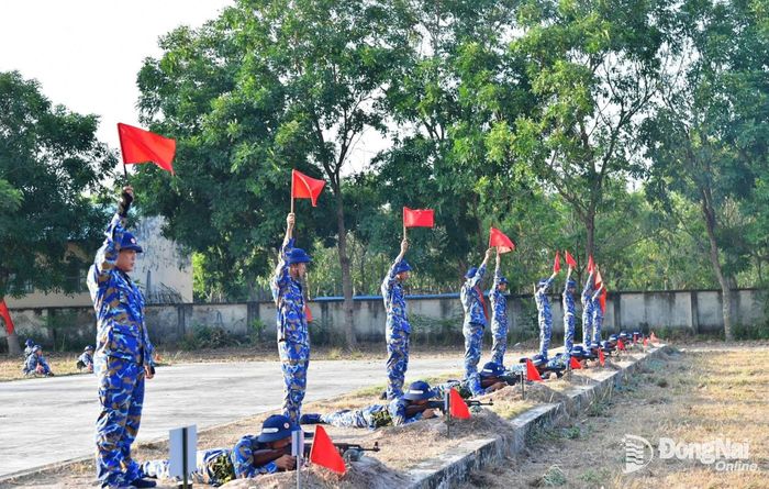 Chiến sĩ mới Trung tâm Huấn luyện Vùng 2 Hải quân bắn các bài tổng hợp kết thúc khóa huấn luyện.