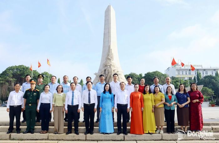 Đoàn lãnh đạo phường Bình Phước chụp hình lưu niệm tại Tượng đài Địa điểm chiến thắng Đồng Xoài. Ảnh: Nhã Trâm