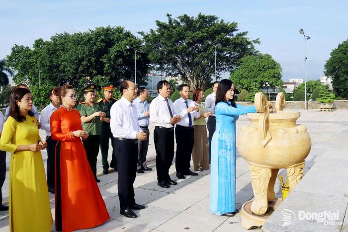 Ủy viên Ban Thường vụ Thành ủy, Bí thư Đảng ủy, Chủ tịch HĐND phường Bình Phước Giang Thị Phương Hạnh cùng đoàn lãnh đạo phường dâng hương tưởng niệm tại Tượng đài Địa điểm chiến thắng Đồng Xoài. Ảnh: Nhã Trâm