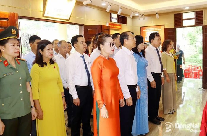 Ủy viên Ban Thường vụ Thành ủy, Bí thư Đảng ủy, Chủ tịch HĐND phường Bình Phước Giang Thị Phương Hạnh cùng lãnh đạo phường dâng hương tưởng niệm tại nhà truyền thống Di tích lịch sử quốc gia Địa điểm chiến thắng Đồng Xoài. Ảnh: Nhã Trâm