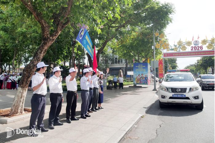 Đoàn xe diễu hành tuyên truyền về phòng, chống bệnh sốt xuất huyết trên các tuyến phố. Ảnh: Hạnh Dung