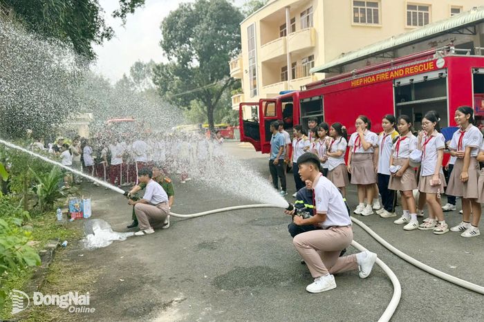 CBCS hướng dẫn các em học sinh sử dụng lăng tiến hành chữa cháy