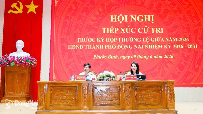 Tổ đại biểu số 10 HĐND thành phố tiếp xúc cử tri 2 phường Phước Bình, Phước Long gồm các ông bà: Huỳnh Thị Thùy Trang, Thành ủy viên, Bí thư Đảng ủy, Chủ tịch HĐND phường Phước Bình, Tổ trưởng; Nguyễn Thanh Thuyên, Trưởng ban Pháp chế HĐND thành phố, Tổ phó. Ảnh: Ngọc Cương