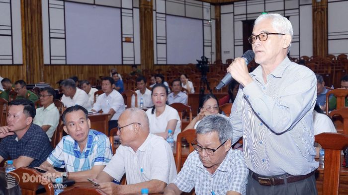 Cử tri 2 phường Phước Bình, Phước Long phát biểu ý kiến tại hội nghị. Ảnh: Ngọc Cương