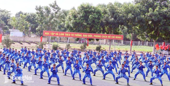 Cán bộ, chiến sĩ và học viên duyệt đội ngũ, báo cáo kết quả huấn luyện. Ảnh: Nguyệt Hà