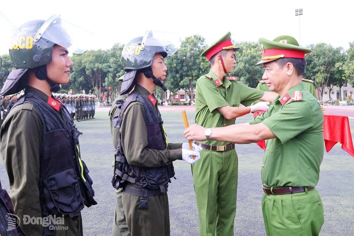 Đại tá Phạm Hữu Thinh, Phó Tư lệnh Bộ Tư lệnh Cảnh sát cơ động khen thưởng chiến sĩ khá, giỏi. Ảnh: Nguyệt Hà