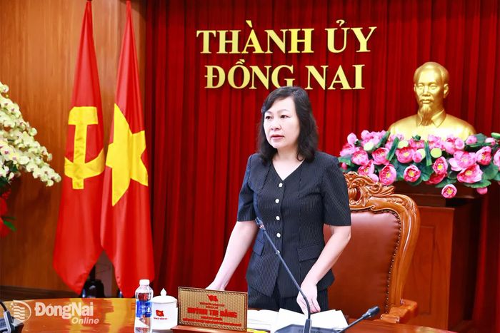 Phó Bí thư Thành ủy, Chủ tịch Ủy ban MTTQ Việt Nam thành phố Đồng Nai Huỳnh Thị Hằng phát biểu chỉ đạo tại buổi làm việc. Ảnh: Công Nghĩa