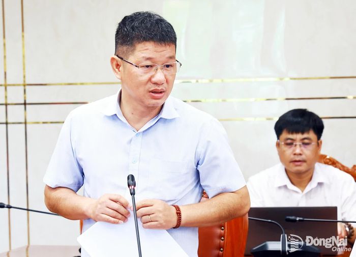 Phó Giám đốc Sở Giáo dục và Đào tạo Đỗ Đăng Bảo Linh báo cáo tiến độ đầu tư xây dựng trường học tại các xã biên giới của thành phố. Ảnh: Công Nghĩa