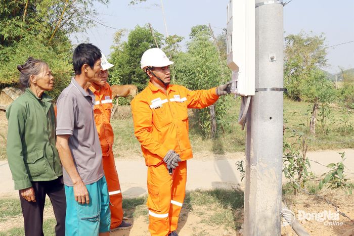 Lắp đặt công tơ điện cho hộ gia đình. Ảnh minh họa: Hoàng Lộc
