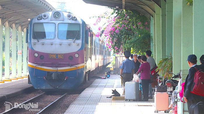 Nhiều hành khách chọn tàu hỏa làm phương tiện đi lại tại Ga Biên Hòa, thành phố Đồng Nai. Ảnh: An Nhơn
