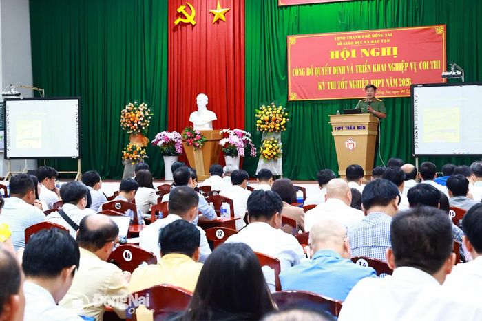 Cán bộ Phòng PA03 Công an thành phố Đồng Nai trao đổi với cán bộ các điểm thi về những thiết bị công nghệ cao tinh vi mà thí sinh có thể dùng để gian lận trong thi cử. Ảnh: Công Nghĩa
