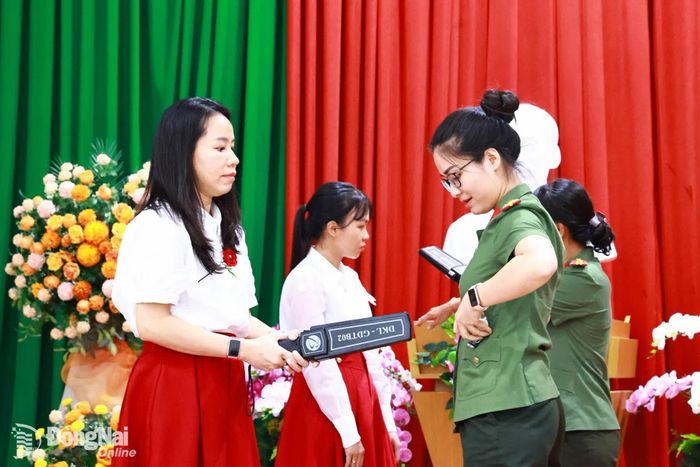 Cán bộ Phòng PA03 hướng dẫn cán bộ của các điểm thi dùng máy quét phát hiện thiết bị công nghệ cao. Ảnh: Công Nghĩa