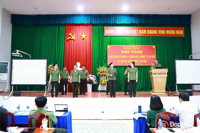 Cán bộ Phòng PA03 làm mẫu quy trình quét phát hiện thí sinh giấu thiết bị công nghệ cao trên người. Ảnh: Công Nghĩa