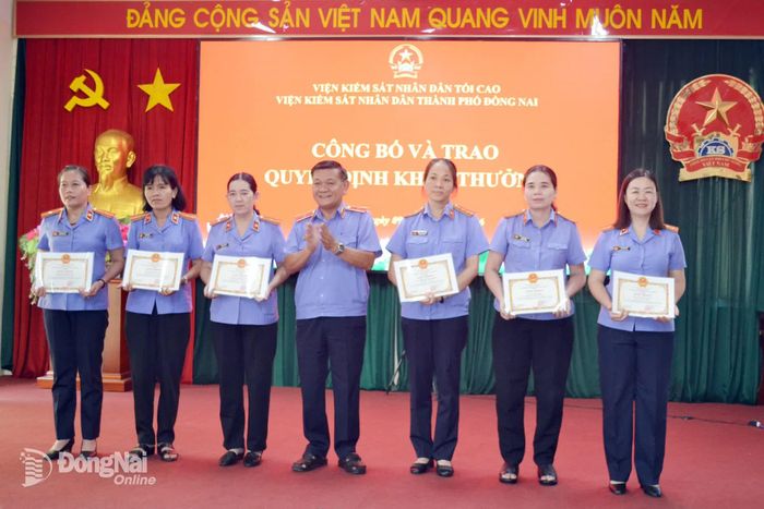 Các cá nhân được Viện trưởng Viện Kiểm sát nhân dân thành phố Đồng Nai tặng giấy khen vì có thành tích xuất sắc trong phong trào thi đua lập thành tích chào mừng kỷ niệm 50 năm thành lập Kiểm sát nhân dân tỉnh Đồng Nai (nay là thành phố Đồng Nai). Ảnh: Phương Hằng
