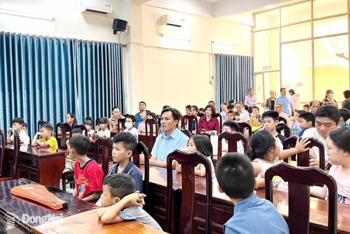 Phụ huynh và học sinh tham dự lễ khai giảng các lớp thể thao miễn phí. Ảnh: ĐVCC