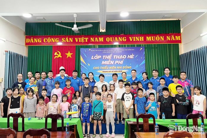 Ban tổ chức và các em thiếu niên, nhi đồng tham dự buổi lễ khai giảng. Ảnh: ĐVCC