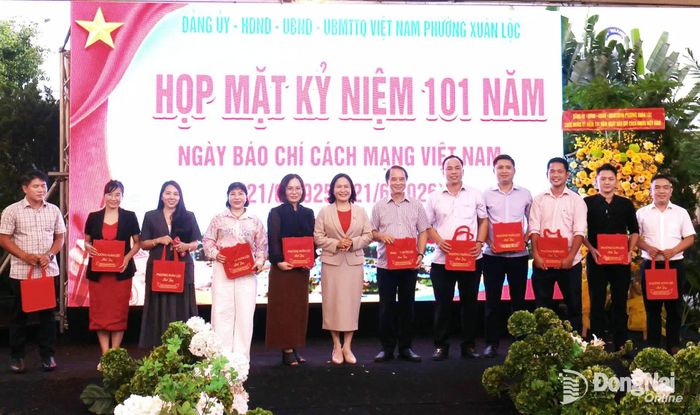 Bí thư Đảng ủy, Chủ tịch HĐND phường Xuân Lộc Nguyễn Thị Cát Tiên tặng quà chúc mừng các nhà báo. Ảnh: Nguyệt Hà