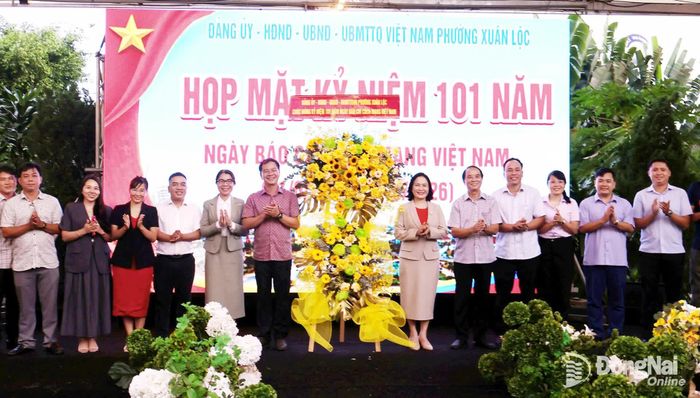 Lãnh đạo phường Xuân Lộc tặng hoa chúc mừng các nhà báo và cơ quan báo chí nhân kỷ niệm 101 năm Ngày Báo chí cách mạng Việt Nam. Ảnh: Nguyệt Hà