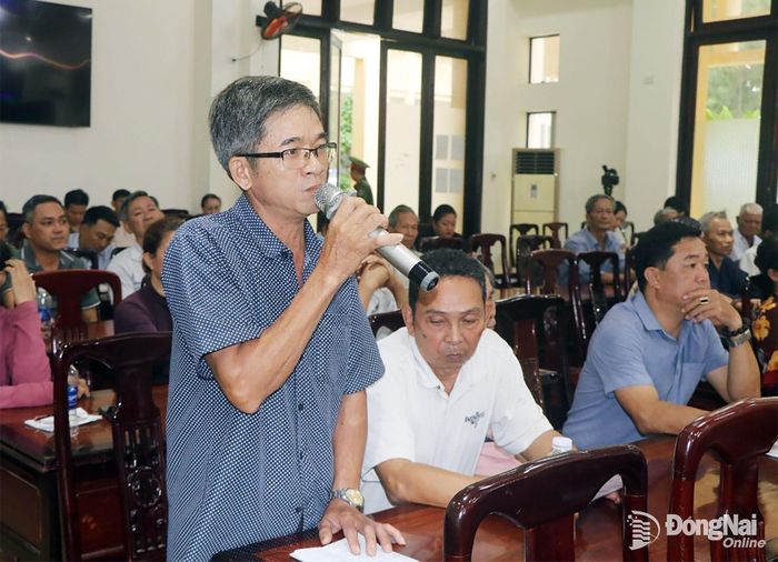Cử tri nêu ý kiến tại hội nghị tiếp xúc. Ảnh: Nhật Quang