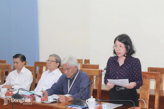 Chủ tịch Liên hiệp các Hội Khoa học kỹ thuật thành phố Hoàng Thị Bích Hằng báo cáo hoạt động tại buổi làm việc. Ảnh: Nga Sơn