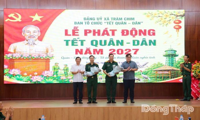 Lãnh đạo xã Tràm Chim tặng hoa tri ân đại diện các đơn vị lực lượng vũ trang đồng hành thực hiện chương trình “Tết Quân - Dân” năm 2027.