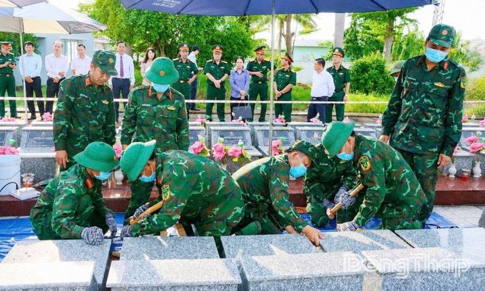 Lực lượng chuyên môn tiến hành lấy mẫu hài cốt liệt sĩ tại Nghĩa trang liệt sĩ Châu Thành.