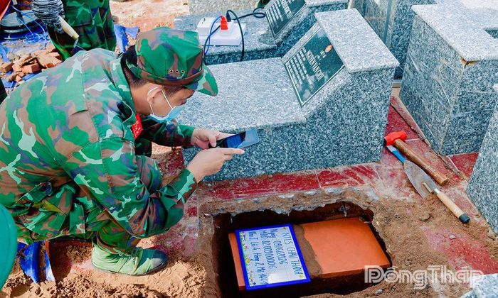 Thành viên Ban Chỉ đạo lấy mẫu, bàn giao mẫu và số hóa thông tin hài cốt liệt sĩ. Ảnh: CHÍ PHÚC - HÀ NAM.