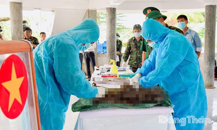 Thành viên Ban Chỉ đạo thực hiện quy trình lấy mẫu. Ảnh: CHÍ PHÚC - HÀ NAM.