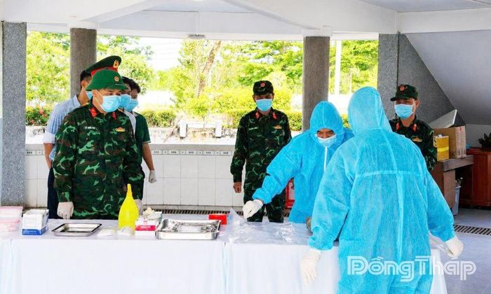 Lực lượng chuyên môn thực hiện lấy mẫu sinh phẩm.