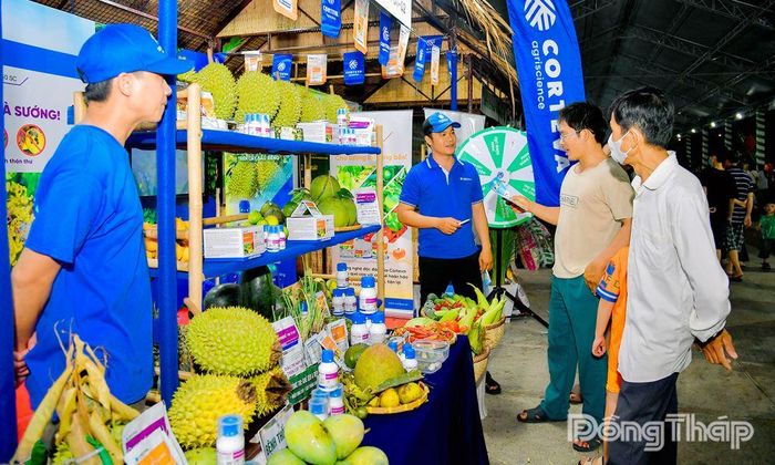 Các doanh nghiệp giới thiệu nhiều sản phẩm, giải pháp hỗ trợ canh tác nông nghiệp bền vững đến người dân.