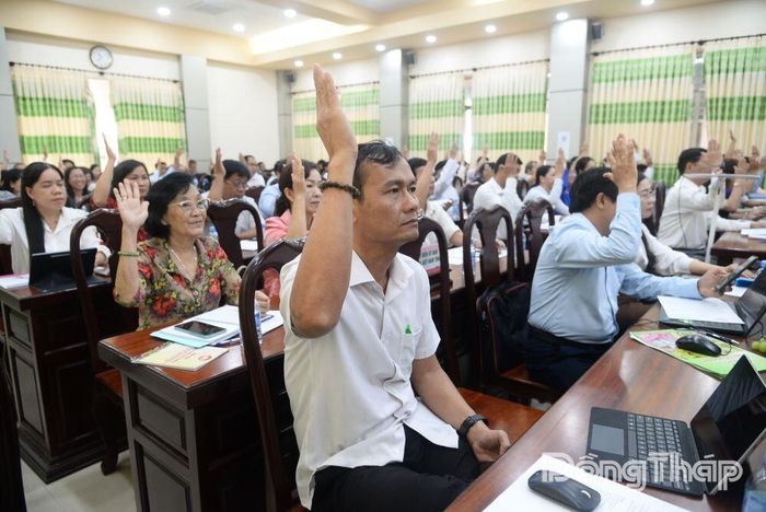 Đại biểu biểu quyết thông qua Nghị quyết Hội nghị.
