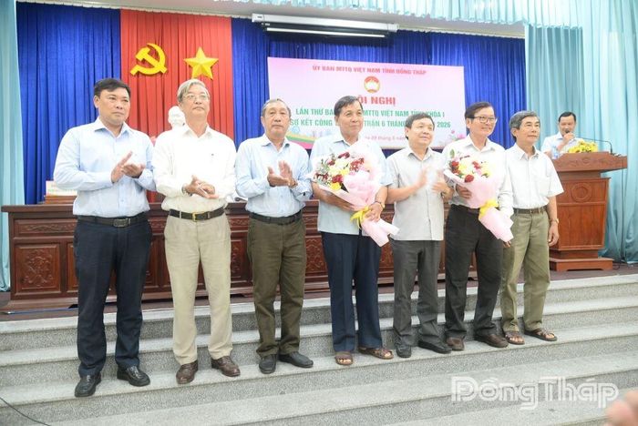 Đồng chí Phan Văn Thắng chúc mừng 2 Hội đồng tư vấn thuộc Ủy ban MTTQ Việt Nam tỉnh Đồng Tháp khóa I, nhiệm kỳ 2025 - 2030.