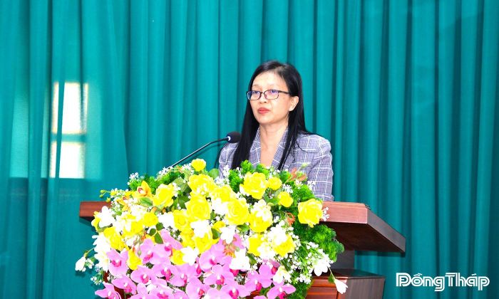 Đồng chí Nguyễn Thị Kim Tuyến, Ủy viên Ban Thường vụ Tỉnh ủy, Trưởng Ban Tuyên giáo và Dân vận Tỉnh ủy Đồng Tháp phát biểu khai mạc tọa đàm.