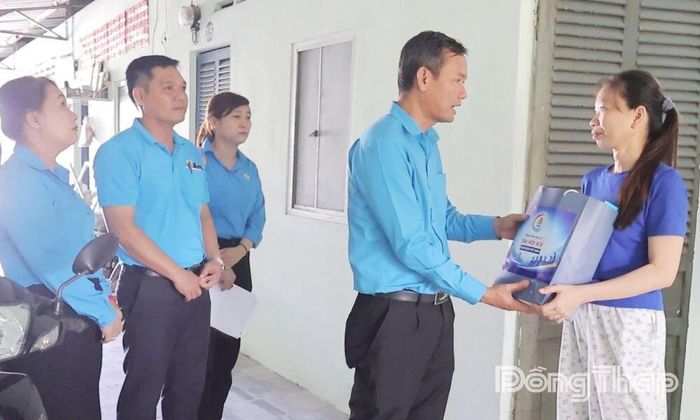 Đồng chí Hoàng Khắc Tinh trao quà cho đoàn viên, người lao động khó khăn.